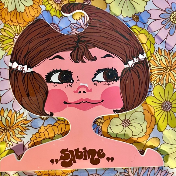 “Sabine” mod big eye boutique figural novelty face hanger